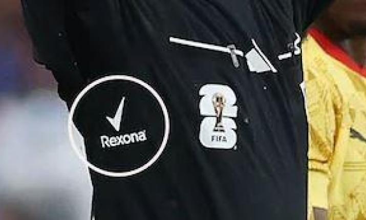 Problemi di sudorazione? Ci pensa la Fifa: deodorante sulle ascelle del quarto uomo