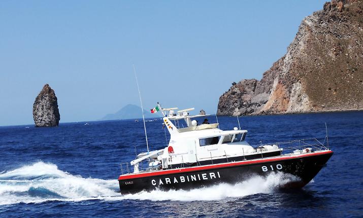 Paura al largo di Filicudi: scontro in mare tra un catamarano pieno di turisti e un peschereccio