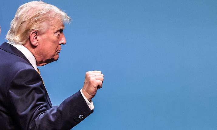 Hormuz "semi chiuso" e l'Iran nel mirino di Trump: "Tregua finita, ma i negoziati vanno avanti"