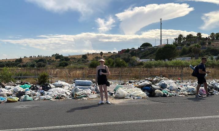 La Sicilia delle vacanze "sfregiata" dai rifiuti: la Statale 114, sommersa da cumuli, mostra il volto peggiore dell'isola