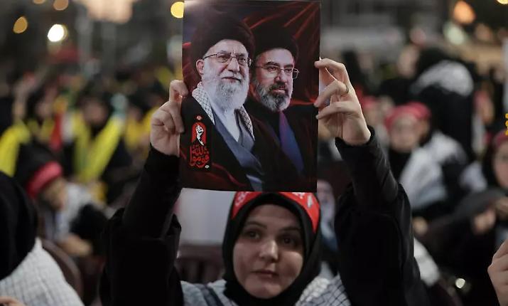 Mojtaba Khamenei promette vendetta al padre Ali alla sua sepoltura mentre negoziati Usa‑Iran proseguono in Oman