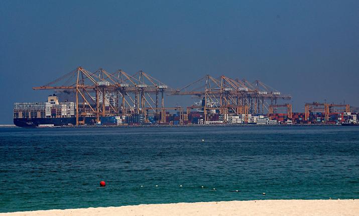 Caos nel Golfo, siamo punto e a capo: l'Iran chiude Hormuz ma gli Usa rispondono con le bombe
