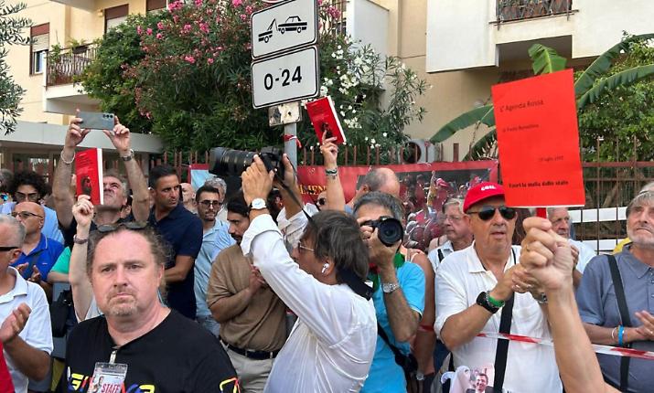 Borsellino, prima il grido &laquo;Fuori la mafia dallo Stato&raquo;, poi il silenzio spezza il fiato a Palermo