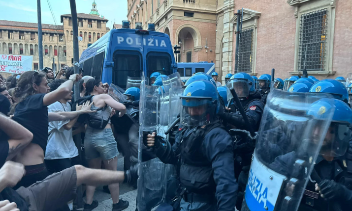 Scontri, lacrimogeni e atti vandalici per la morte di Abderrahim Fakir: la nipote invoca verit&agrave;, la sorella sviene