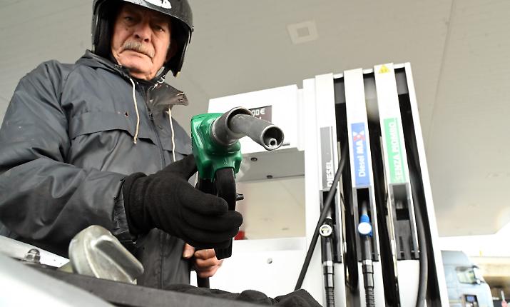 Il gasolio torna a 2,100 euro al litro: il taglio delle accise perde efficacia e monta la protesta