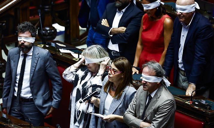 Voto segreto alla Camera: negato l'accesso alle chat di Delmastro, scoppia la bagarre. &laquo;Regalo alle mafie&raquo;