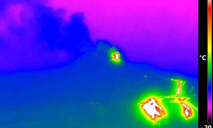 Nuova bocca eruttiva sull'Etna: si apre uno squarcio nella Valle del Bove, aeroporto ancora bloccato