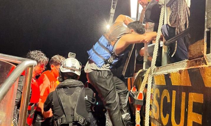 Gettati in mare dai trafficanti, 11 cadaveri recuperati dalla Sea Watch (che salva sei persone)
