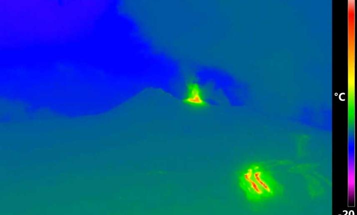 Etna senza sosta, esplosioni e colate a bassa quota: aeroporto di Catania di nuovo a rischio