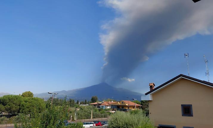 L'Etna ferma i voli a Catania: scatta il limite agli arrivi e si apre una nuova bocca in Valle del Bove