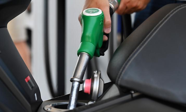 Caro carburanti, lo sconto di 17 centesimi prorogato fino al 26 agosto: Giorgetti e Fratin firmano il decreto