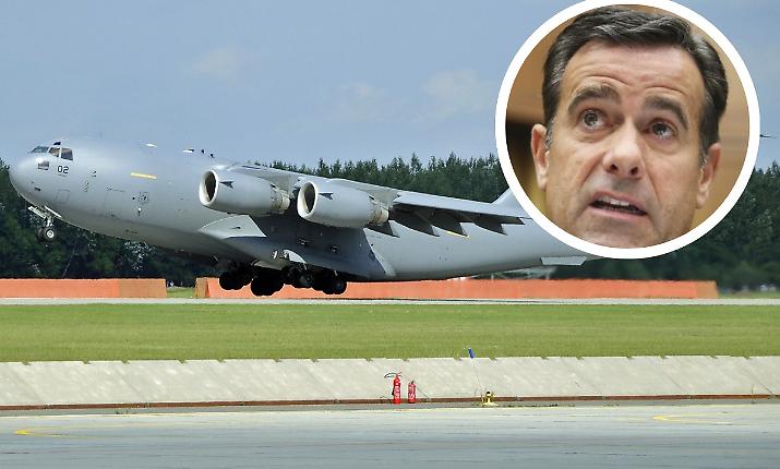 Il mistero del Boeing C-117 dell'U.S. Air Force atterrato a Mosca: perch&eacute; il capo della Cia &egrave; volato in Russia?