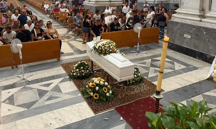 Riposto in lutto per l'ultimo saluto a Noemi Impellizzeri la cui morte resta ancora un mistero
