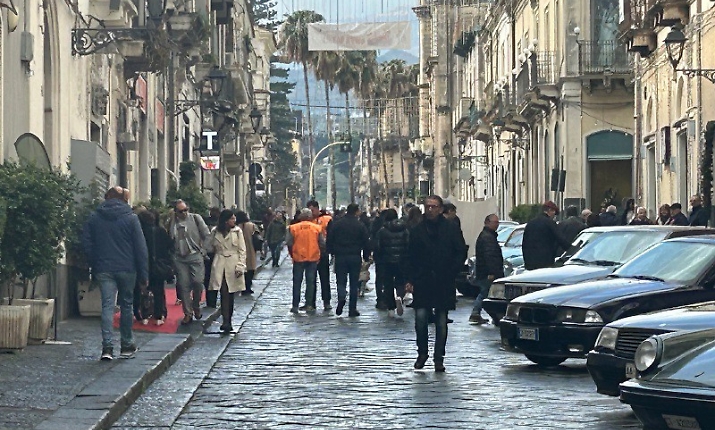 Giarre, l'isola pedonale in corso Italia promossa (quasi) a pieni voti