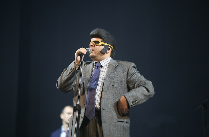 TonyPitony, l'Elvis Siculo irriverente e virale: da "Bal&ugrave;" a "Culo" e tra il pubblico le sue maschere