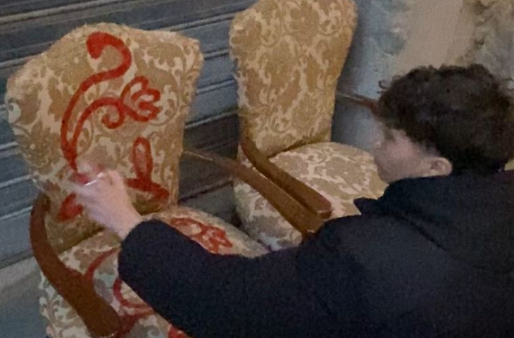 Fiori sui rifiuti in Sicilia: giovani artisti trasformano la spazzatura in arte e speranza