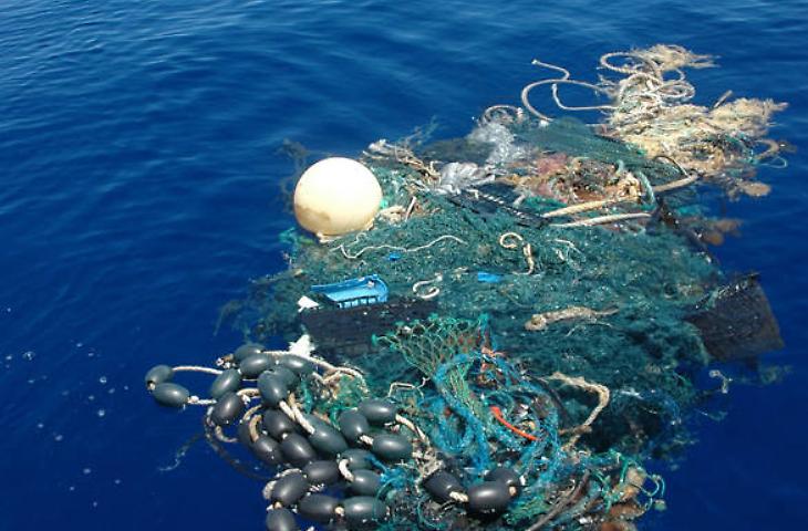 Microplastiche, l&rsquo;inquinamento invisibile che ci attraversa: &egrave; il Mediterraneo il mare pi&ugrave; inquinato al mondo