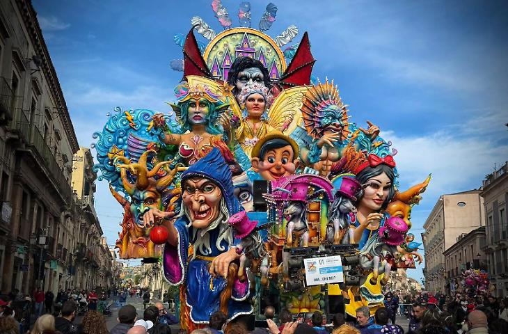 Carnevale di Acireale 2026: "Ma chi sei" trionfa tra la pioggia e l'applauso dei 60mila