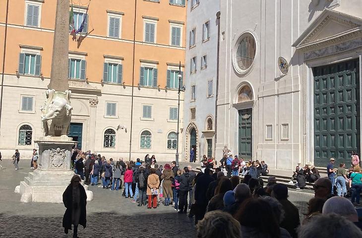 Fila a Roma per ammirare l'Ecce Homo di Antonello
