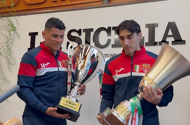 Meta Catania completa il poker dei titoli: la Coppa Divisione in redazione a La Sicilia tra scaramanzia e festa