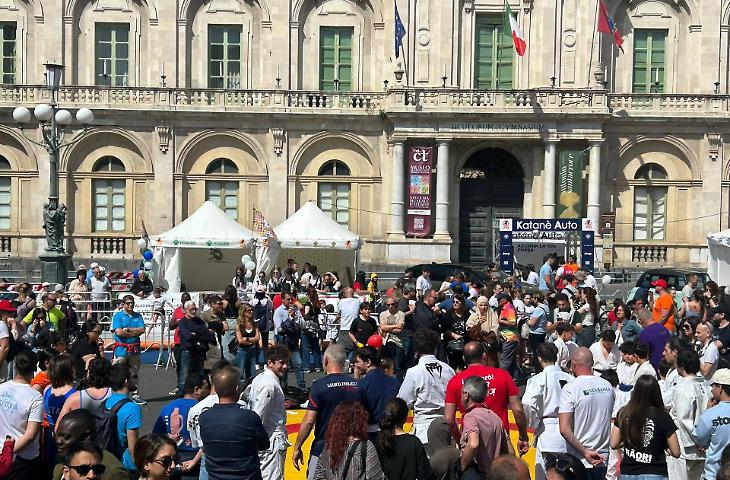 Corri Catania: Piazza Universit&agrave; da stamattina si &egrave; trasformata in una palestra a cielo aperto, anteprima della corsa-camminata che scatter&agrave; domani alle 10