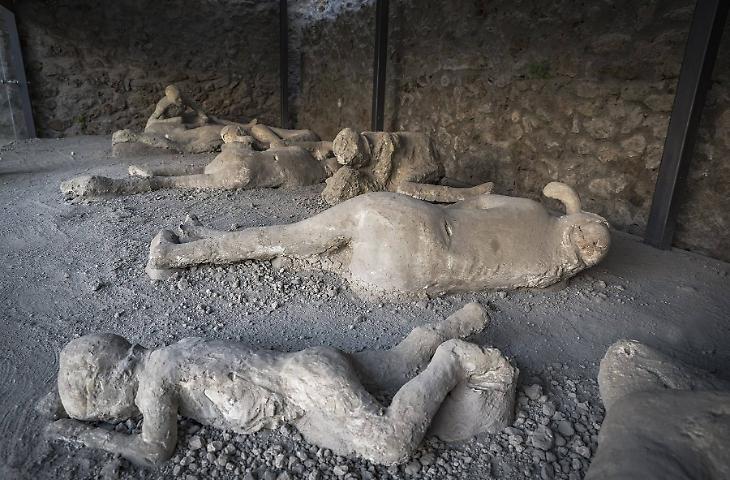 L&rsquo;ultimo viaggio del medico di Pompei: la tecnologia svela il kit chirurgico di un fuggiasco del 79 d.C.