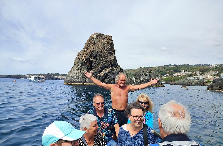 "Conan" il barcaiolo simbolo di Aci Trezza tra ricordi, cemento e Faraglioni