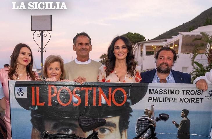 "Il nostro Maradona": l'omaggio a Massimo Troisi nell'isola de Il Postino