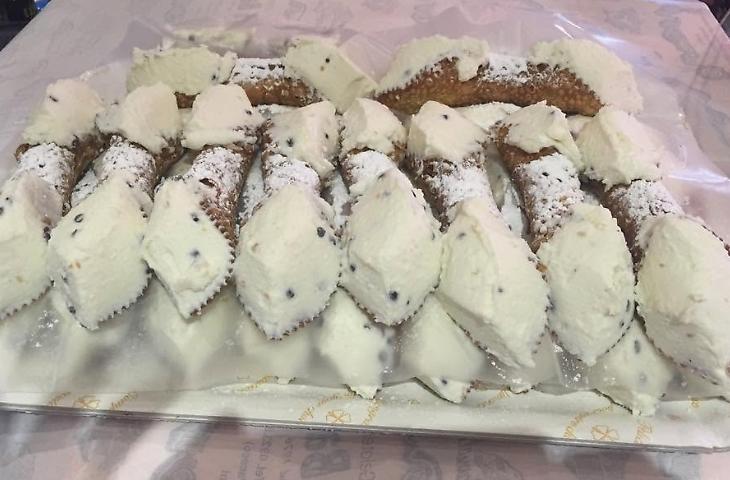In Sicilia il cannolo che divide: la guerra santa tra rustici e zuccherati