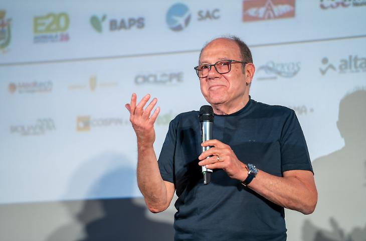 Carlo Verdone: "La mia Sicilia tra ricordi di famiglia e set sull'Etna e a Taormina"