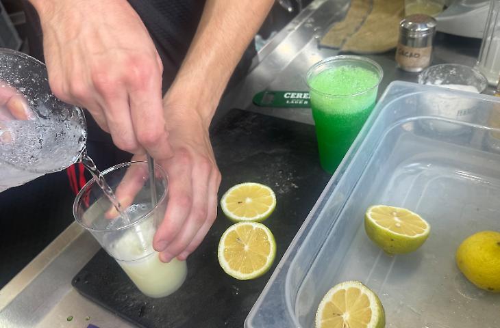 I chioschi di Catania e il rito del selz limone e sale: la risposta popolare all'afa che strega anche gli Usa