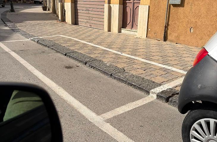 A Raffadali parcheggiare sul marciapiede &egrave; consentito: la foto fa il giro del web
