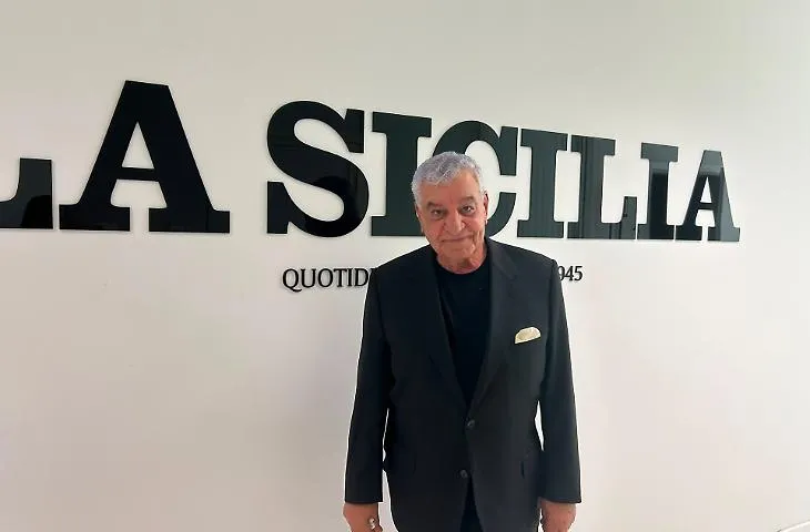 &ldquo;L&rsquo;uomo con il cappello" in Sicilia, il messaggio dell'egittologo Hawass ai giovani: &laquo;Seguite la passione&raquo;