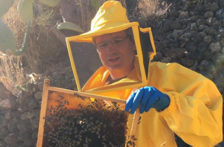 Dalla Svizzera a Ginostra per produrre il miele di cappero. &laquo;&Egrave; l'unico al mondo, rilanciamo l'agricoltura a Stromboli&raquo;
