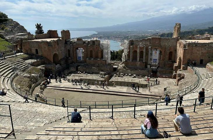L&rsquo;affare dei Beni Culturali Parchi archeologici, il &ldquo;sistema&rdquo; della &laquo;proroga tecnica&raquo; ai privati e i misteri della gara di Taormina