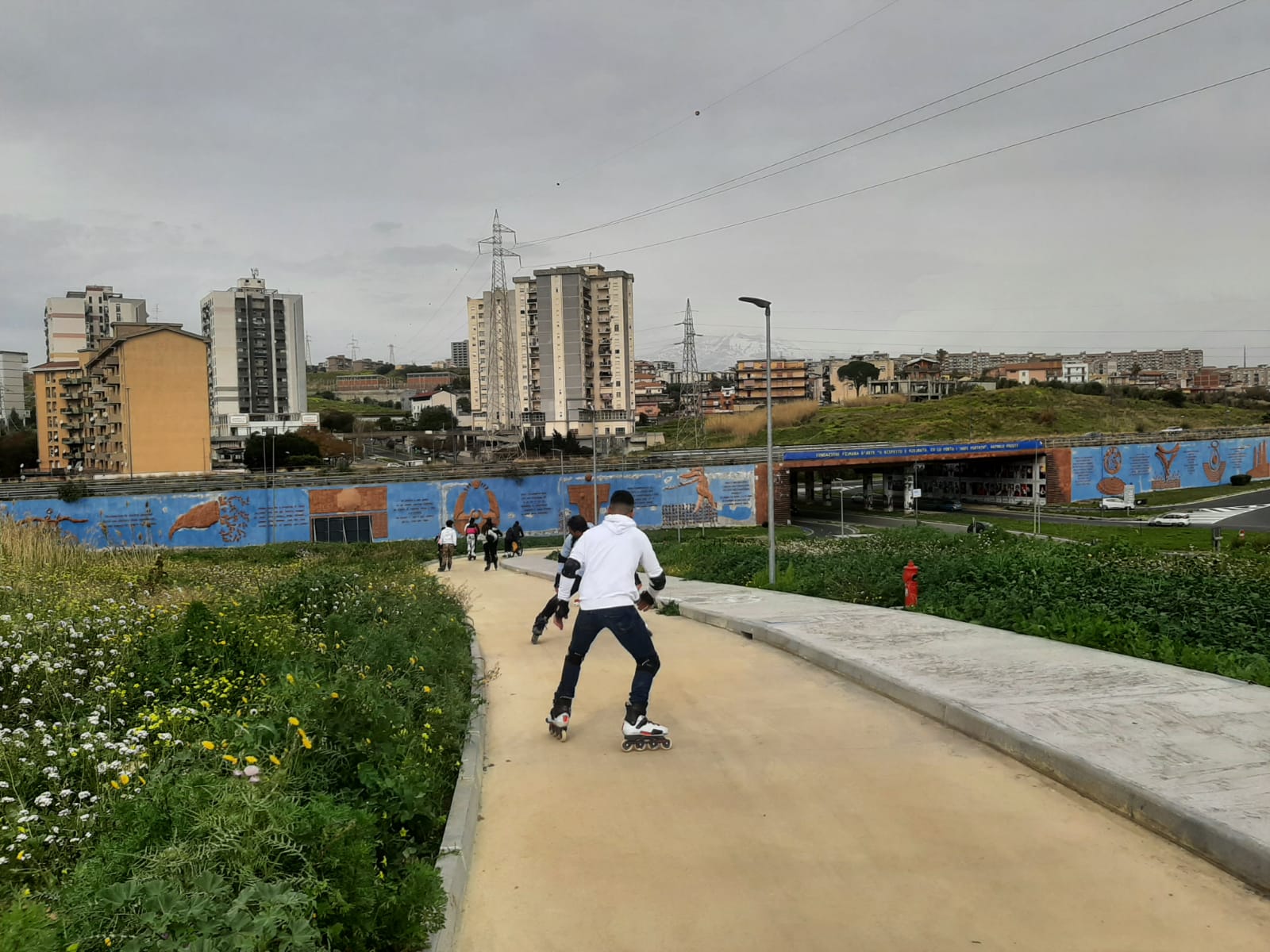 Un tratto della pista ciclabile "fantasma" nel quartiere catanese di Librino