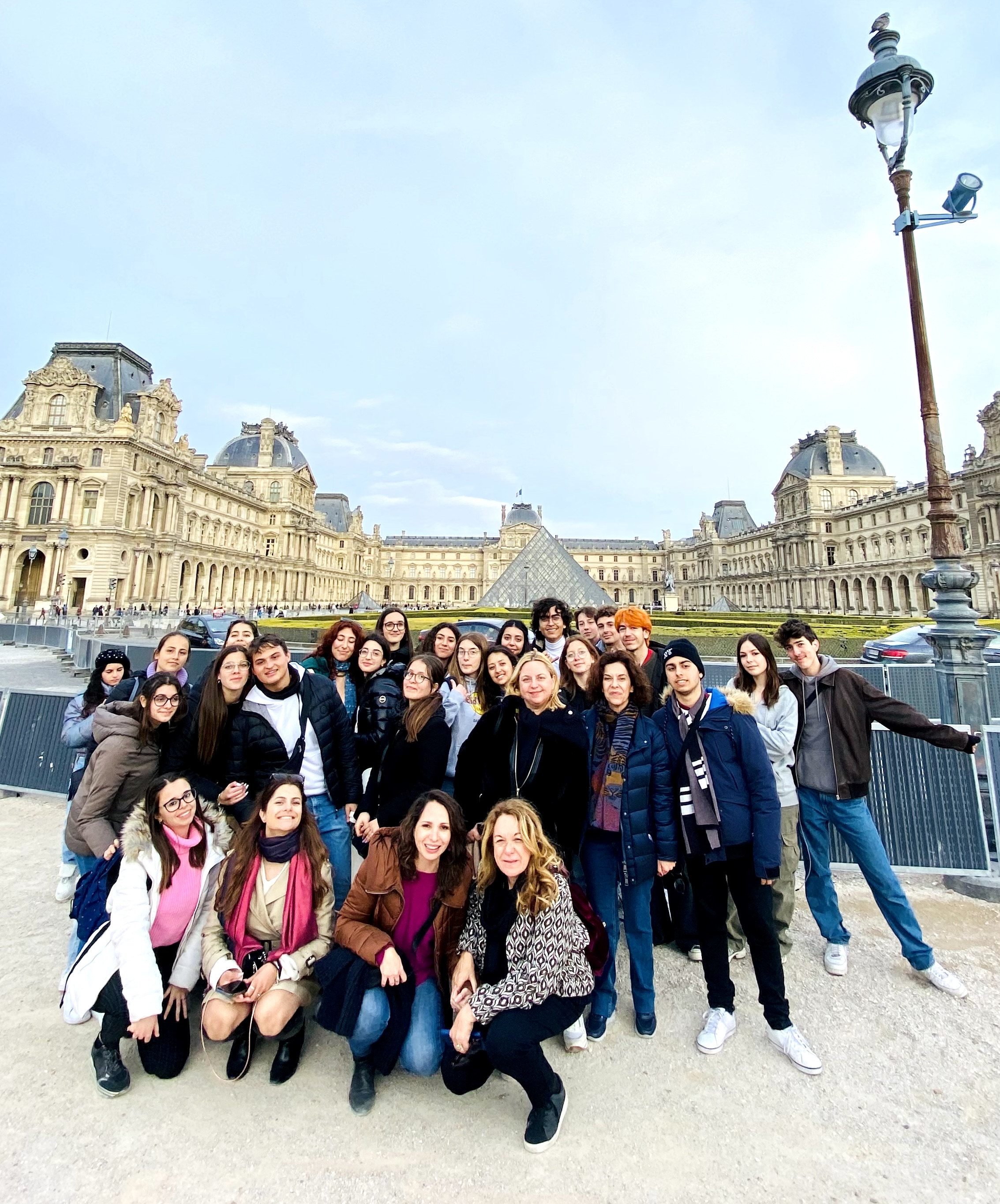 Alunni e docenti davanti la piramide del louvre durante il gemellaggio in lingua francese- sulle tracce di montalbano