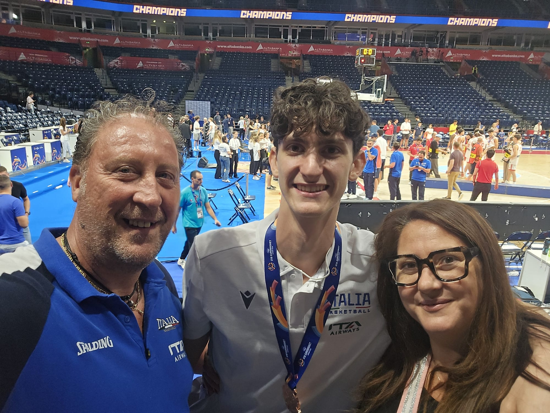 Mattia Ceccato con i genitori