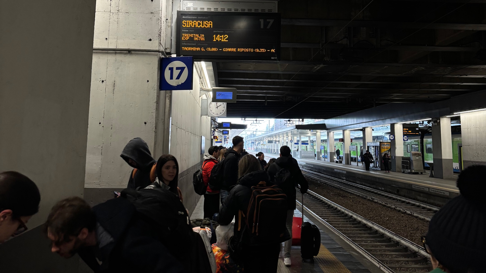 Siciliani in attesa del Sicilia Express a Milano Porta Garibaldi