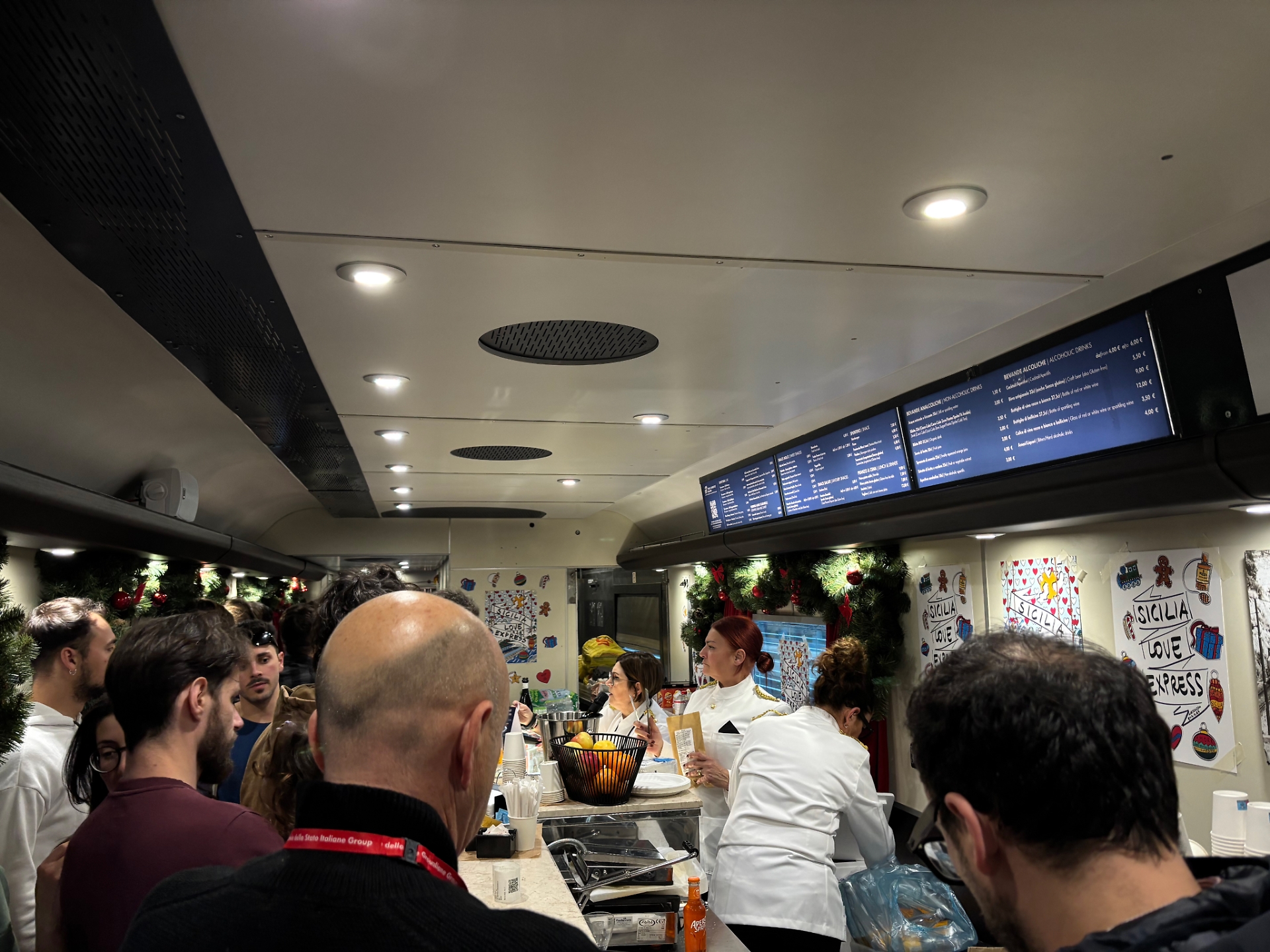 La carrozza ristorante diventa un punto di ritrovo per i passeggeri