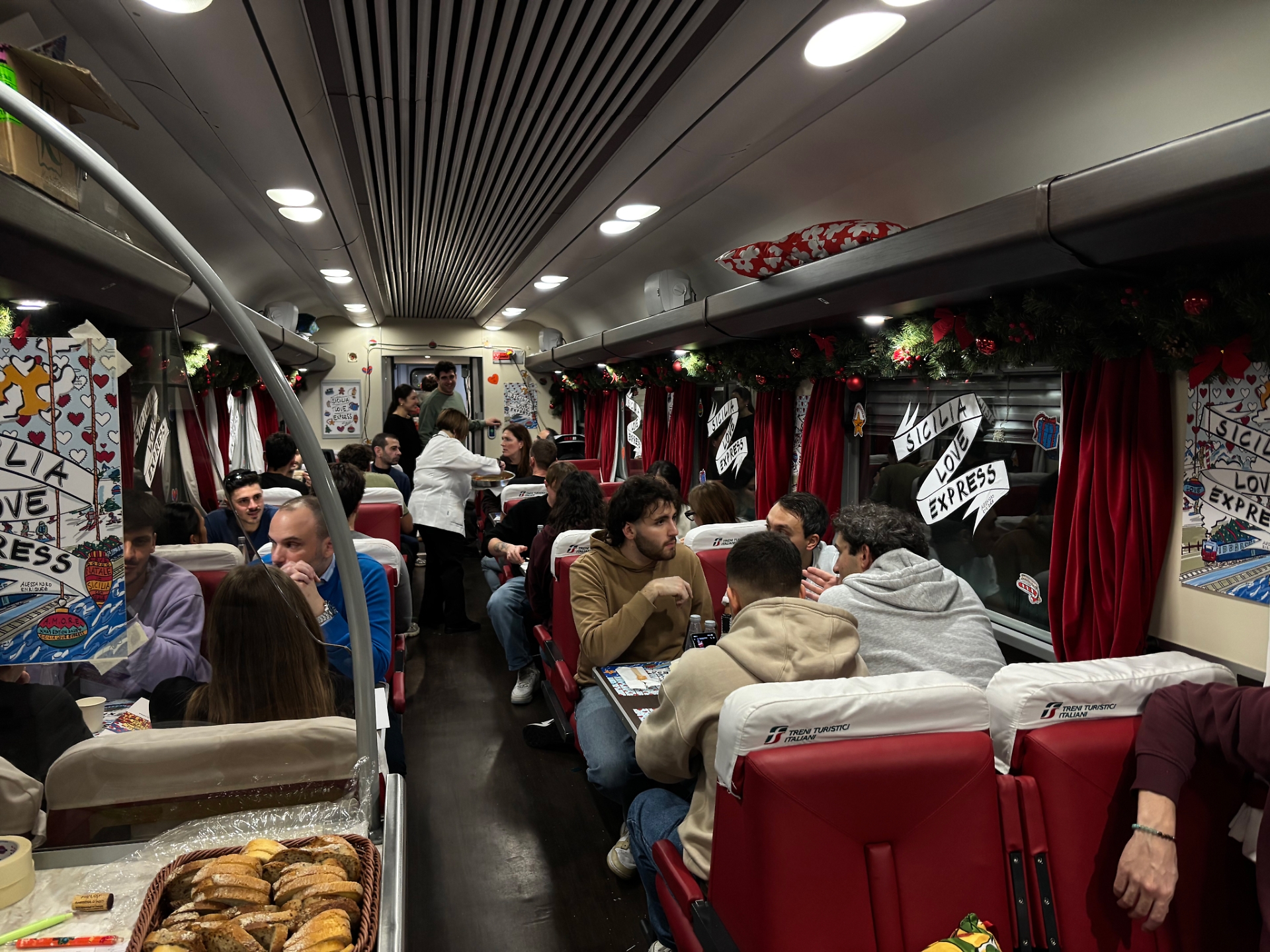 Inizia il servizio cena nella carrozza ristorante