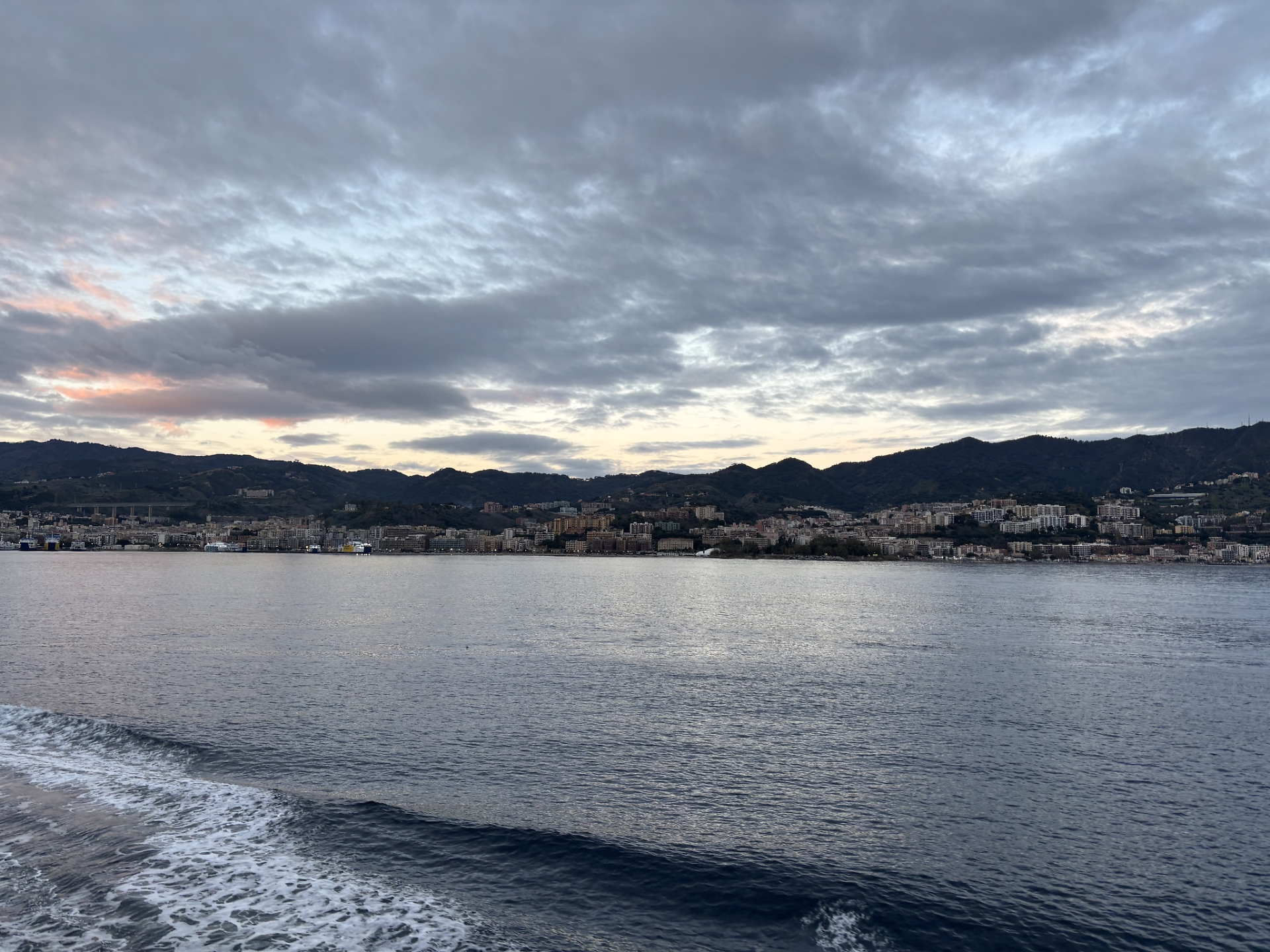 Il traghetto giunge alla sponda siciliana dello Stretto