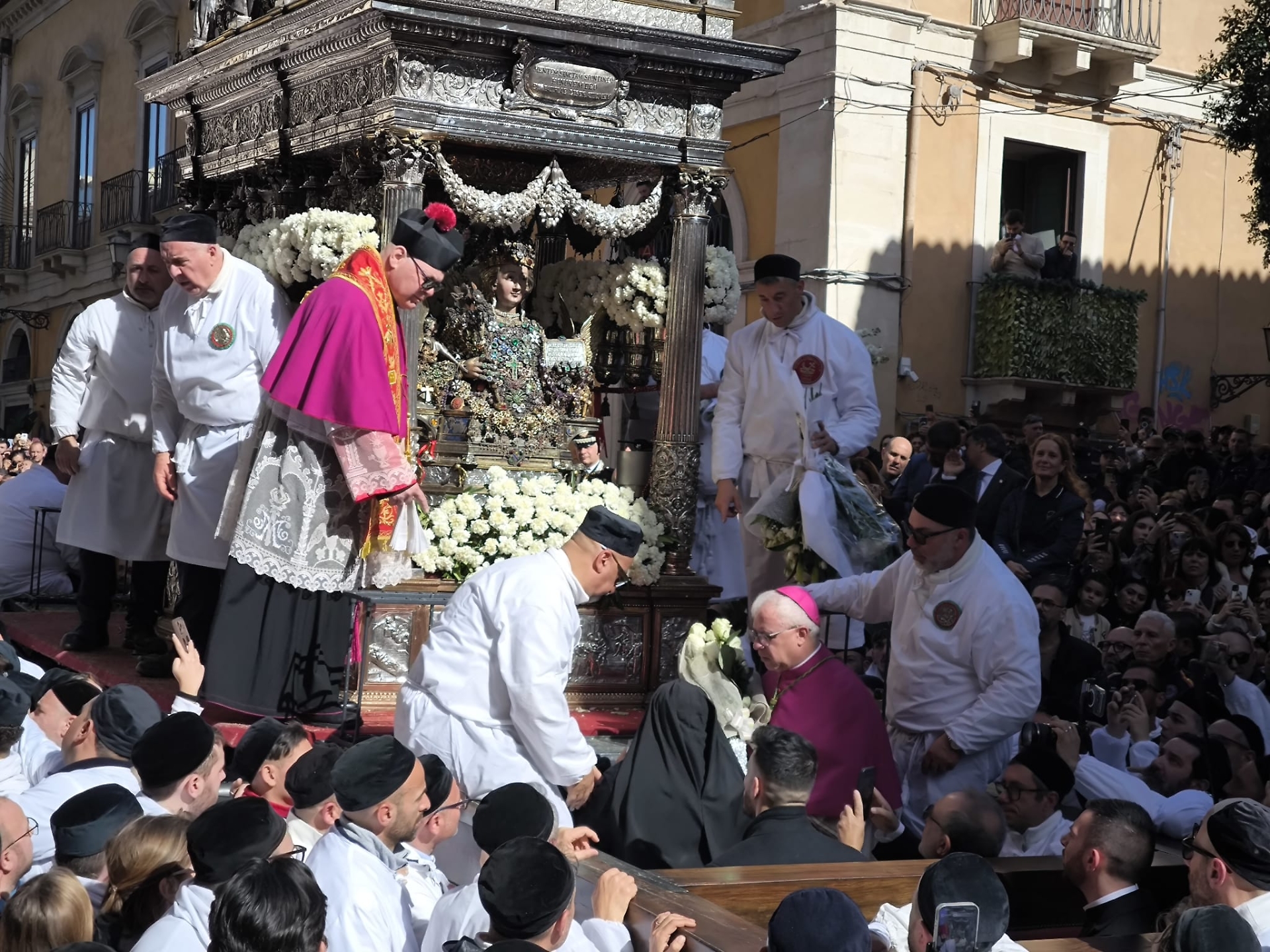 L'omaggio floreale delle monache a Sant'Agata