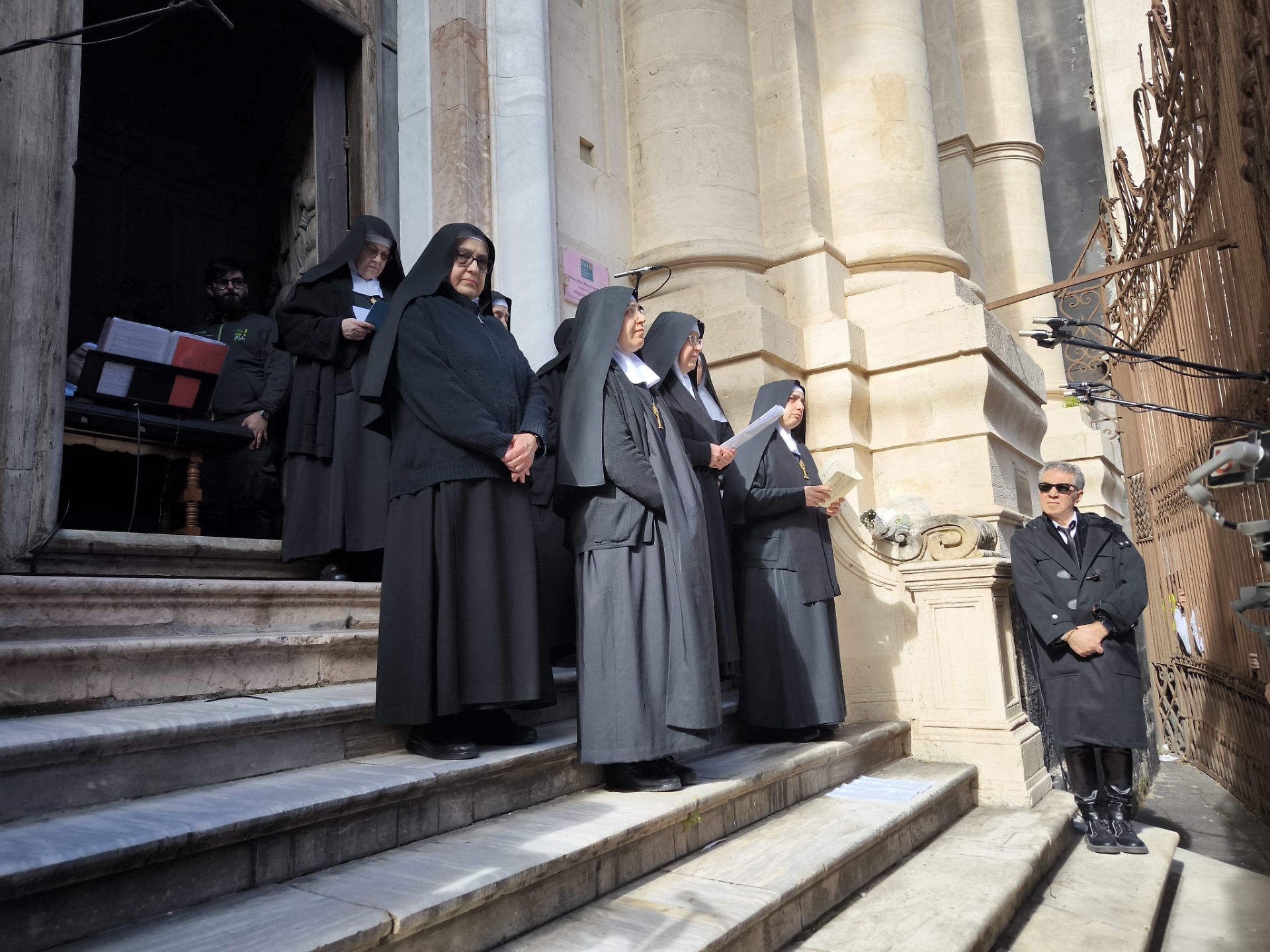 Le suore benedettine pronte al canto