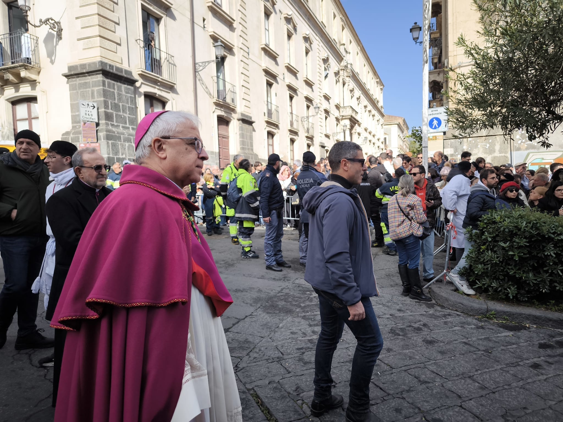 Il vescovo Luigi Renna in attesa all'angolo di via Crociferi