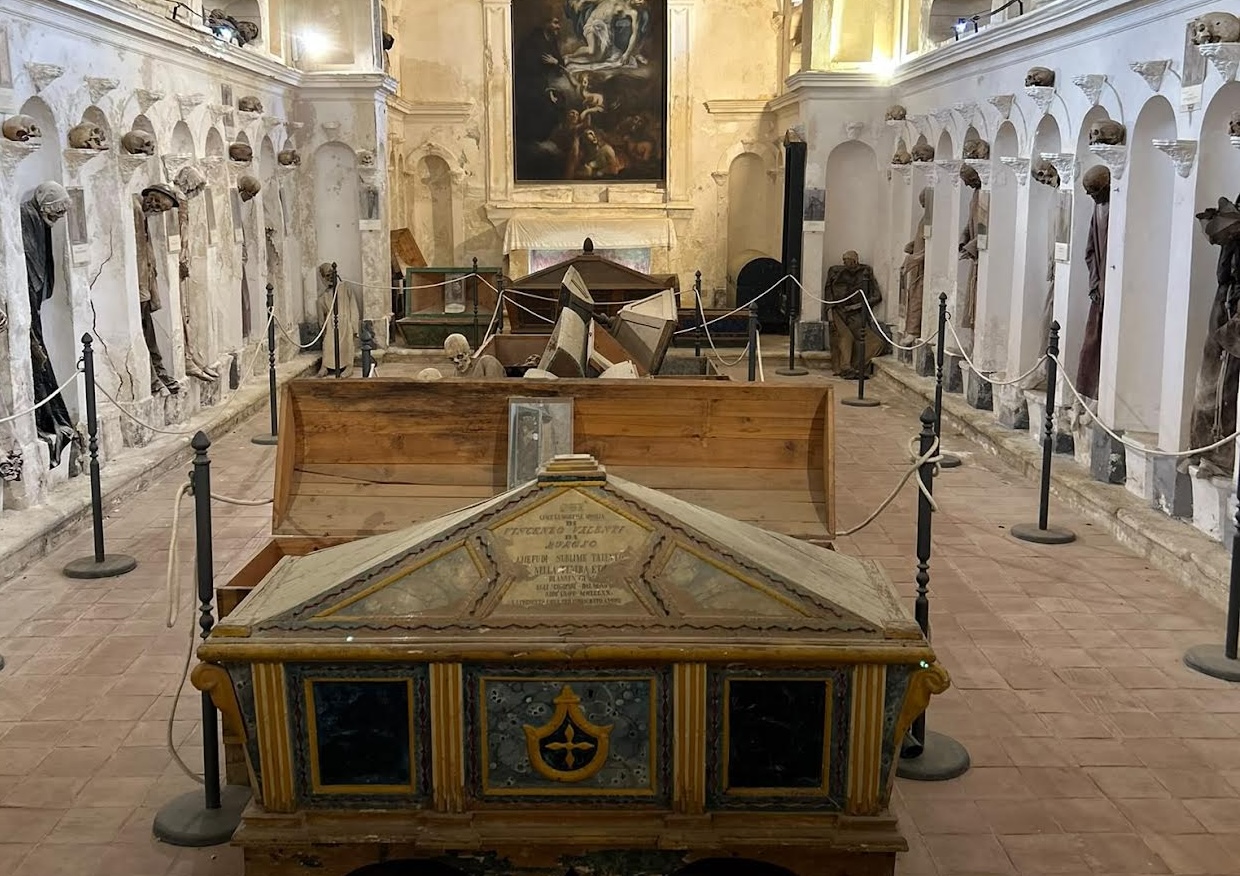 Cripta del Convento dei Cappuccini con esposizione delle mummie nelle nicchie e nelle casse lignee