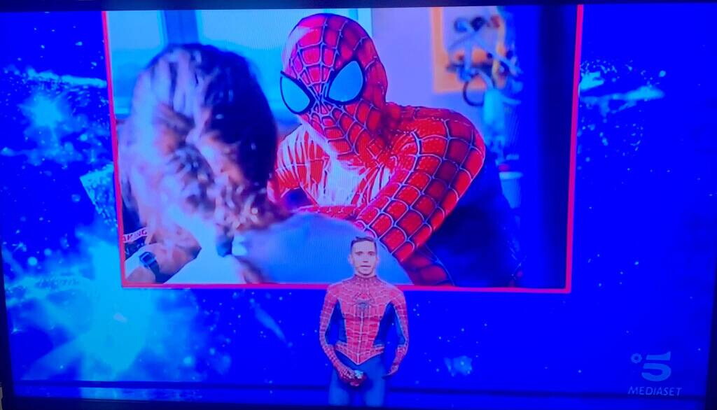 Matteo Villardita Vestito da Spiderman porta il sorriso tra i bambini  malati - Famiglia Cristiana