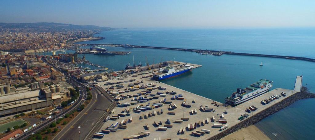 Veduta del porto di Catania