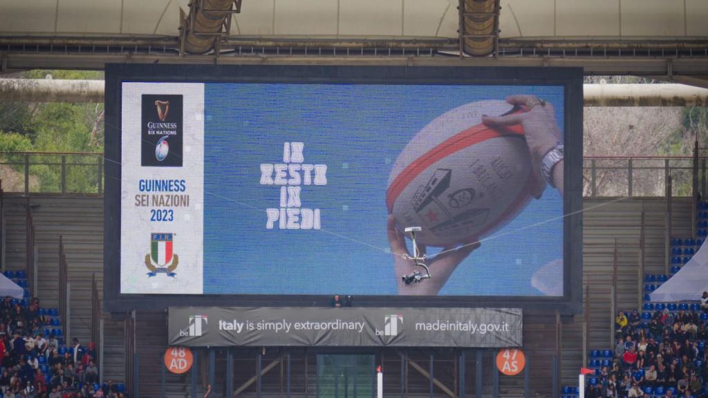 Spot "Resto in piedi" durante incontro di rugby a Roma