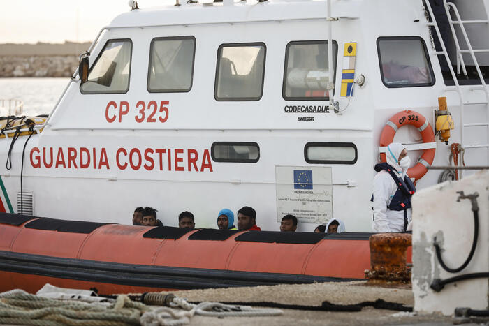 Migranti soccorsi dalla Guardia Costiera a Siracusa